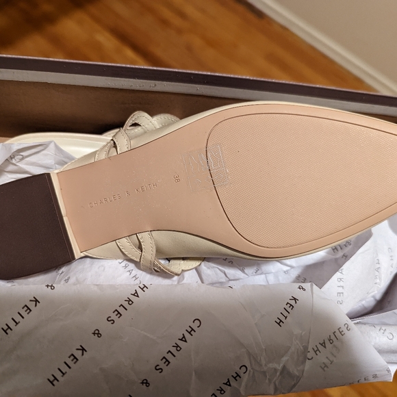 NIB Charles and Keith Cream mules 8 - Picture 4 of 4